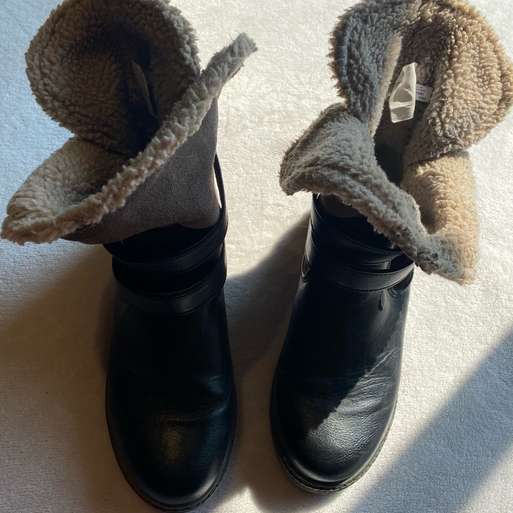 American eagle women’s size 8 black leather sole/ inner fur lining ankle boots.